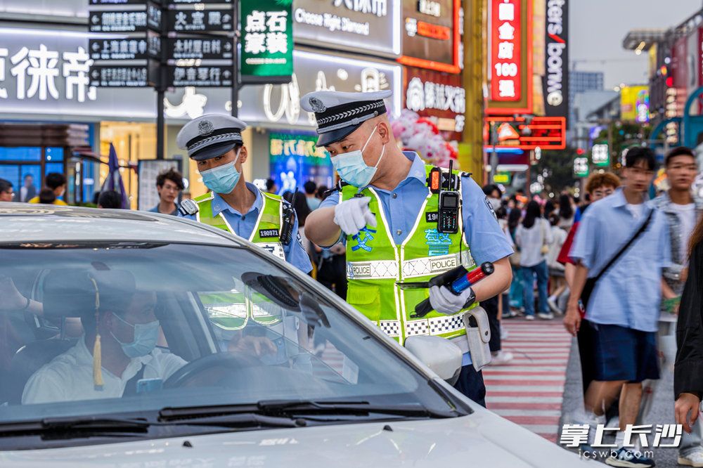 长沙交警传递温馨出行新动态